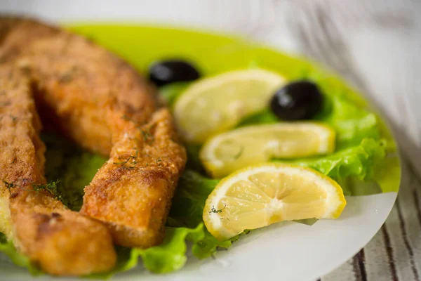 Morceau Poisson Saumon Frit Dans Une Assiette Avec Citron Des — Photo