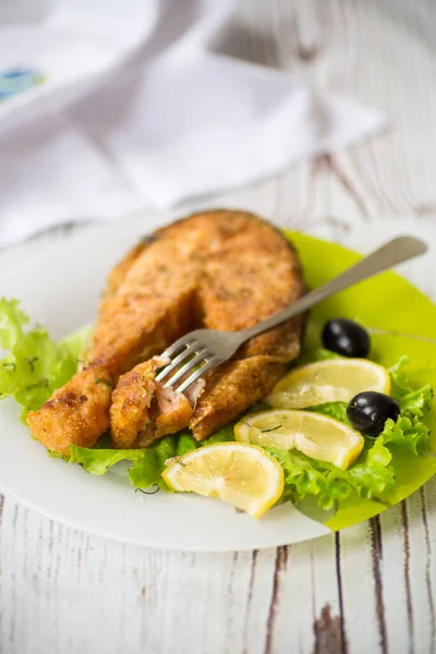 Pezzo Pesce Salmone Fritto Piatto Con Limone Erbe Aromatiche — Foto Stock