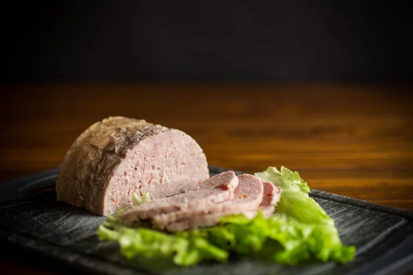 Zelfgemaakte Worst Van Gehakt Vlees Met Specerijen Een Houten Tafel — Stockfoto