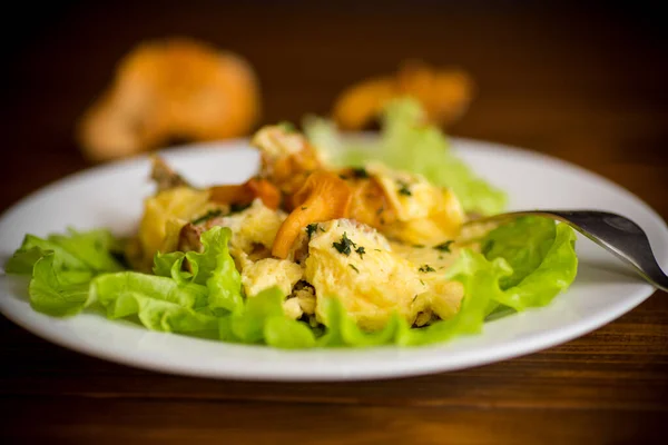 Omelete Frito Com Cogumelos Florestais Chanterelles Uma Mesa Madeira — Fotografia de Stock