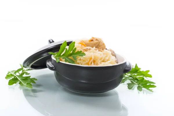 用白底隔离的陶瓷碗中的蔬菜和肉煮米 — 图库照片