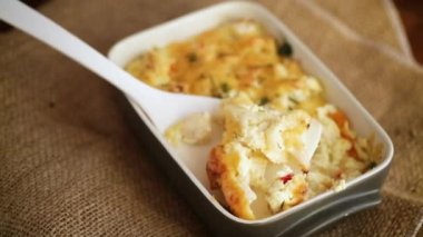 Peynirli tavuk filetosu ve sebzeli fırında karnabahar.