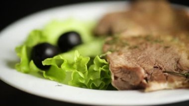 Kaynamış sığır dili bir tabakta dilimlenmiş.