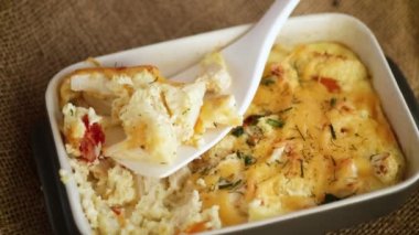 Peynirli tavuk filetosu ve sebzeli fırında karnabahar.