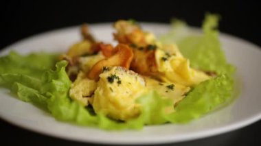 Kızarmış omlet ve mantar mantarı. Siyah arka planda.