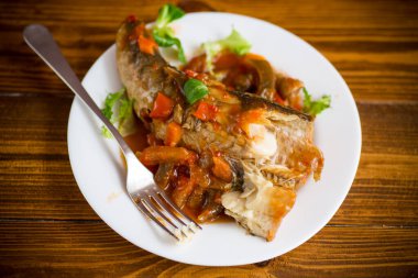 Havuç, pancar, biber ve diğer sebzelerle pişirilmiş balık yahnisi..