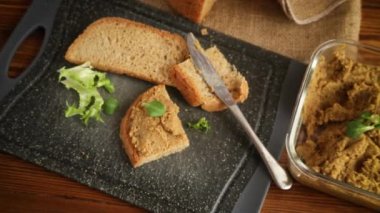 Ev yapımı et ezmesi ve ahşap bir masada ev yapımı ekmek.