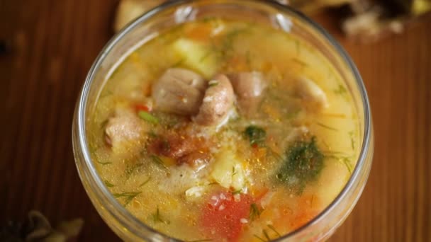 Χορτοφαγική σούπα λαχανικών με μανιτάρια πορτσίνι σε γυάλινο μπολ — Αρχείο Βίντεο