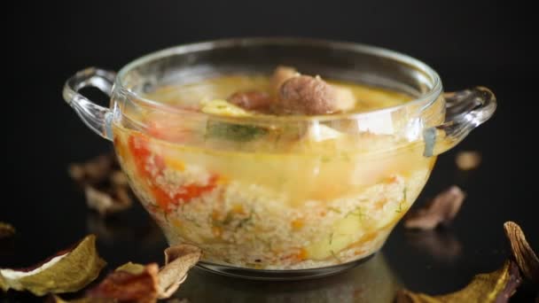 Vegetarisk grönsakssoppa med porcini-svamp i en glasskål — Stockvideo