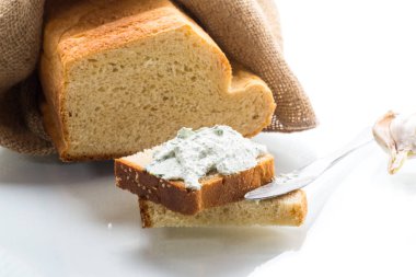 Ev yapımı tuzlu kaymak. Bir sandviç için otlar ve sarımsaklı..