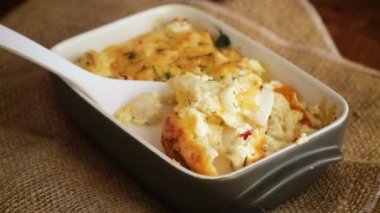 Peynirli tavuk filetosu ve sebzeli fırında karnabahar.