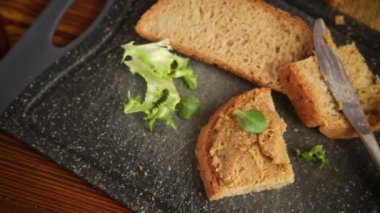 Ahşap bir masada ev yapımı et ezmesi ve ekmek.