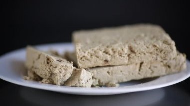 Siyah arkaplanda tatlı bir halva parçası