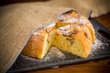Kurutulmuş kayısı ve fındıkla birlikte ahşap bir masada pişmiş tatlı bisküvi.