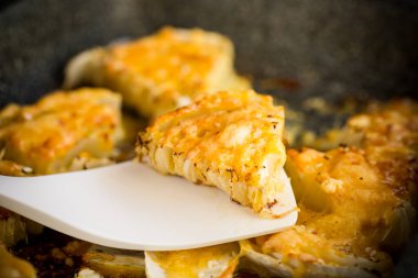 Hamur içinde lahana, masada peynirle pişirilmiş.