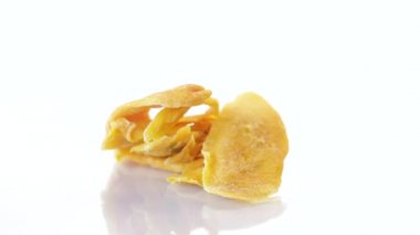 Beyaz arka planda kurutulmuş tatlı mango dilimleri