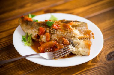 Havuç, pancar, biber ve diğer sebzelerle pişirilmiş balık yahnisi..