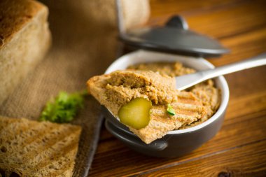 Kızarmış karabuğday ekmeği ve ahşap masada pişirilmiş ev yapımı börek.