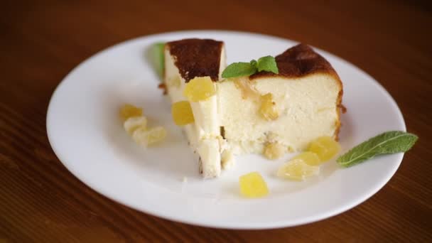 Γλυκό ψημένο τυρί cottage κατσαρόλα με ξηρούς καρπούς και ζαχαρωμένα φρούτα Royalty Free Βίντεο Αρχείου