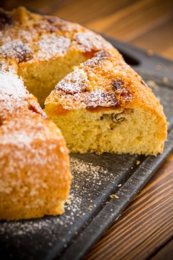 Kurutulmuş kayısı ve fındıkla birlikte ahşap bir masada pişmiş tatlı bisküvi.