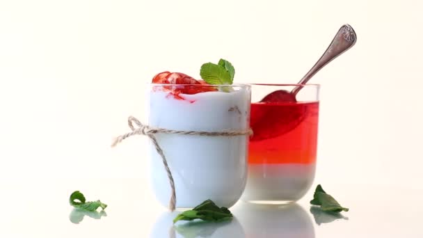 Домашний сладкий йогурт с кусочками фруктового желе — стоковое видео