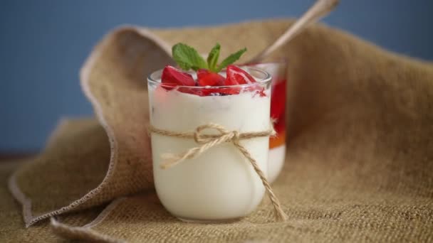 Yogurt dolce fatto in casa con pezzi di gelatina di frutta — Video Stock