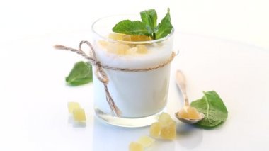 Şekerli meyveli ev yapımı yoğurt.