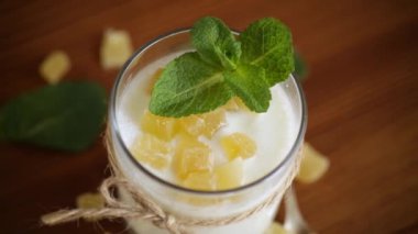 Şekerli meyveli ev yapımı yoğurt.