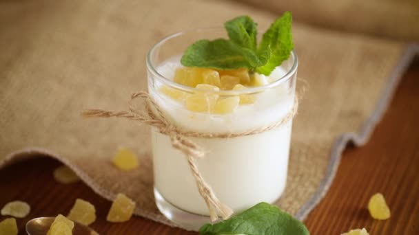 Słodki jogurt domowej roboty z kandyzowanymi owocami w szklance — Wideo stockowe