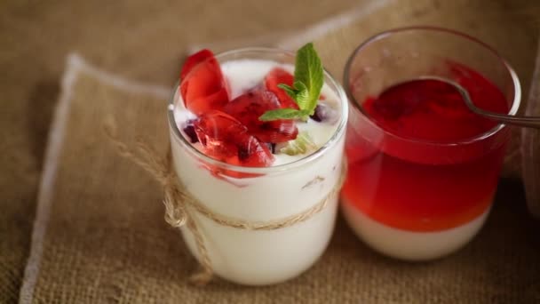 Домашний сладкий йогурт с кусочками фруктового желе — стоковое видео