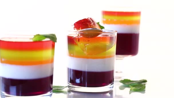 Muita geleia de frutas doces coloridas em um copo — Vídeo de Stock