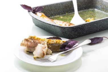 Baharatlı fırında pişirilmiş balık, beyaz arka planda izole edilmiş baharatlar.