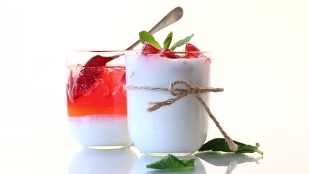 Yogur dulce casero con trozos de gelatina de frutas — Vídeos de Stock