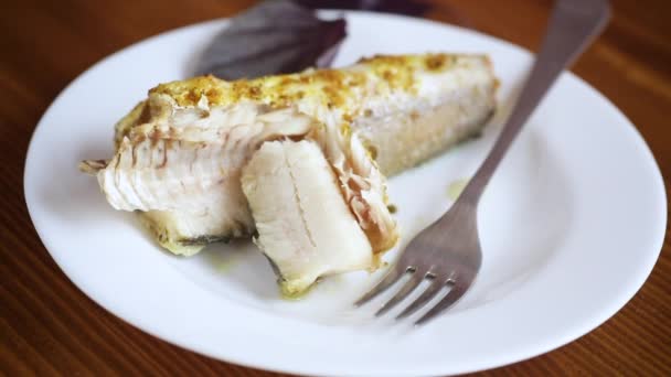 Ikan dipanggang dalam oven dengan rempah-rempah, rempah-rempah — Stok Video