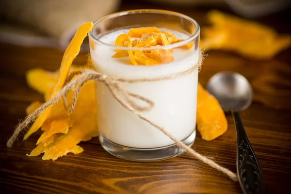 Yogurt Dolce Fatto Casa Bicchiere Con Mango Tavolo Legno Immagine Stock