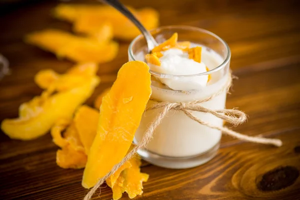 Yogurt Dulce Casero Vaso Con Mango Sobre Una Mesa Madera Fotos De Stock Sin Royalties Gratis