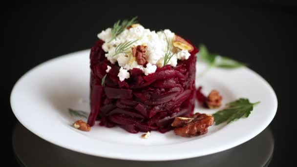 Dietary salad of boiled beets with walnuts and cottage cheese — Stock Video