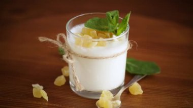 Şekerli meyveli ev yapımı yoğurt.