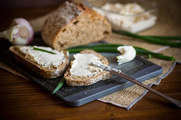Σπιτικό Ψωμί Φαγόπυρο Σκορδόψωμο Απλωμένο Ξύλινο Τραπέζι — Φωτογραφία Αρχείου