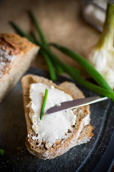 Zelfgebakken Boekweitbrood Met Knoflookkaas Een Houten Tafel Stockfoto