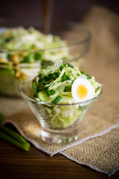 Insalata Primavera Con Cavolo Anticipo Cetrioli Uova Cipolle Verdi Tavolo — Foto Stock