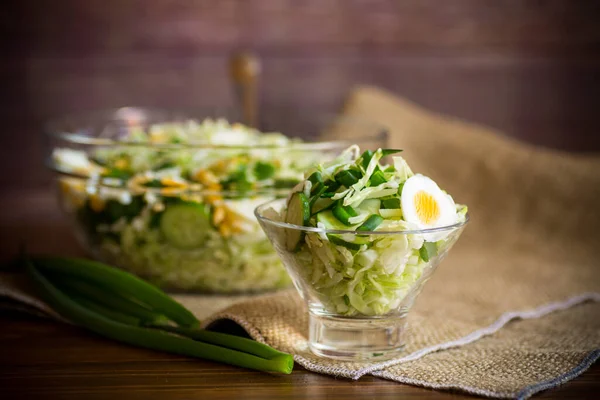 Voorjaarsalade Met Vroege Kool Komkommers Eieren Groene Uien Een Houten — Stockfoto