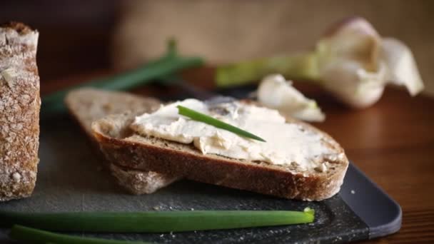 Pâine hrișcă de casă cu brânză de usturoi răspândită — Videoclip de stoc