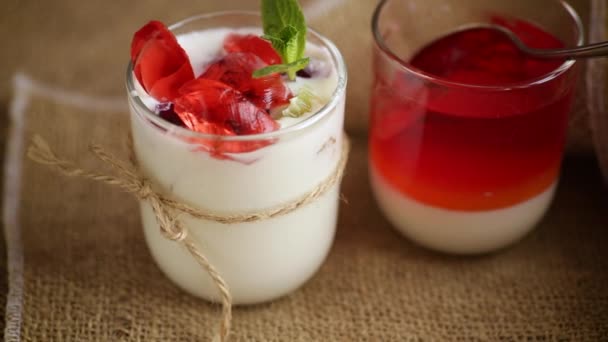 Yaourt sucré maison avec des morceaux de gelée de fruits — Video