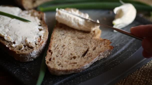 Pan de trigo sarraceno casero con queso ajo untado — Vídeo de stock