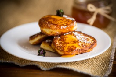 Kızarmış peynirli krep ve reçel tabakta