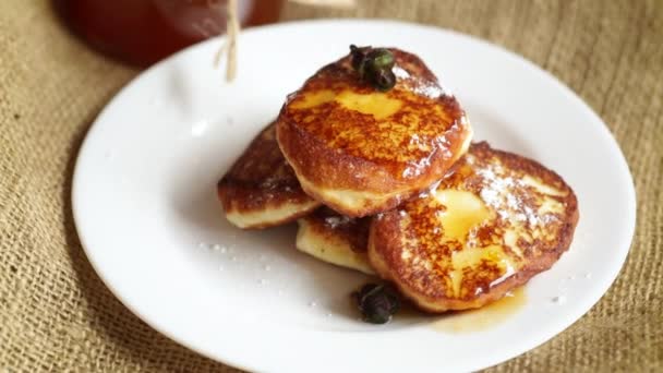 Tortitas de requesón fritas dulces con mermelada en un plato — Vídeo de stock