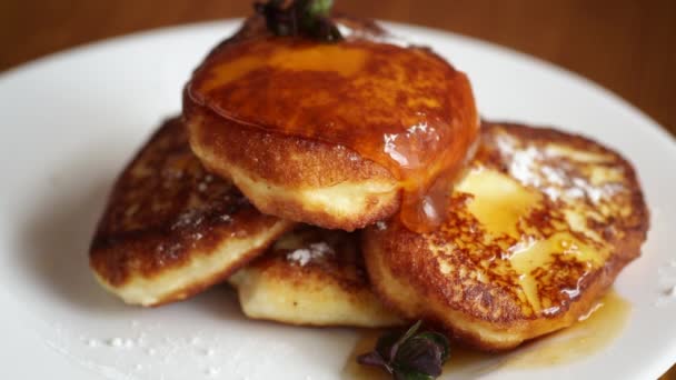 Söt stekt keso pannkakor med sylt i en platta — Stockvideo