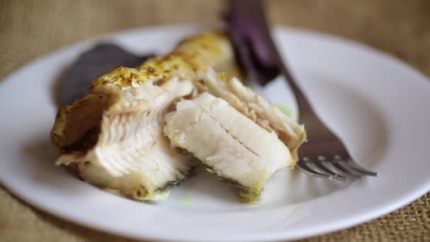 Ikan dipanggang dalam oven dengan rempah-rempah, rempah-rempah — Stok Video