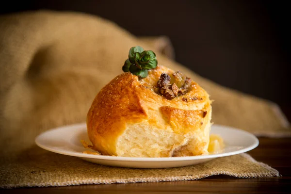 Bun Enrolado Doce Com Engarrafamento Passas Açúcar Uma Chapa — Fotografia de Stock